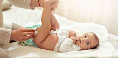 Trẻ sơ sinh bị đi ngoài nhiều lần phải làm sao?